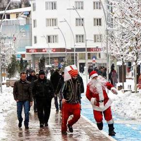 Βάρβαροι, τουρκοζώα, γελοιοποιούν τον Άγιο Βασίλη στο&nbsp;Μπόλου