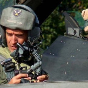 «Φρουρός ακοίμητος εγώ σε Σμηναρχία ανήκω αγγέλων ταγμένος είμαι να φυλώ τις Θερμοπύλες των&nbsp;αιθέρων…»