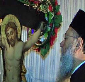 Ο Κορίνθου Διονύσιος καλεί ειδικούς να εξετάσουν τον Εσταυρωμένο που&nbsp;δακρύζει!