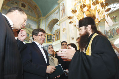 Davutoglu-se-ekklisia