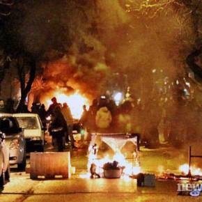 Στο έλεος των κουκουλοφόρων η Αθήνα: Φωτιές και καταστροφές στο κέντρο – Προκλητικά απούσα η&nbsp;Αστυνομία