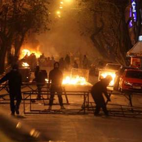 ΣΥΜΒΑΙΝΕΙ ΤΩΡΑ: «Γης μαδιάμ» τα Εξάρχεια! Kαίνε αυτοκίνητα και κάδους&nbsp;(Βίντεο)