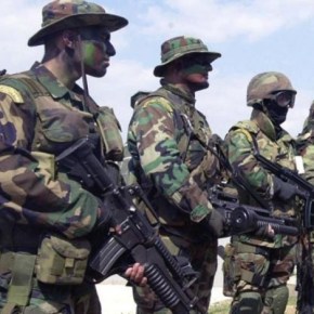 «Κυνηγάνε» τους βατραχανθρώπους για τα συνθήματα «σφυράνε κλέφτικα» για τα σοβαρά στο&nbsp;ΥΠΕΘΑ