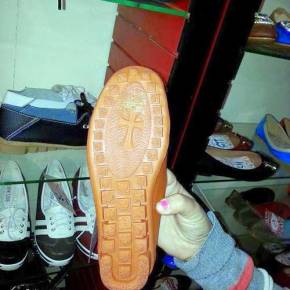 Αἶσχος: Τοποθετοῦν πλέον τόν Τίμιο Σταυρό κάτω ἀπὸ τὶς σόλες τῶν παπουτσιῶν, ὥστε νὰ τόν&nbsp;πατᾶμε!