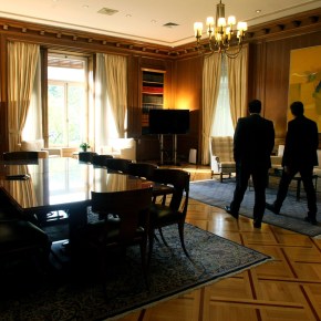 Έκανε «ανακαίνιση» στο πρωθυπουργικό γραφείο και εντυπωσίασε τον Θεοδωράκη –&nbsp;φωτογραφίες