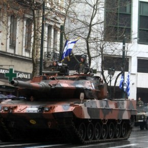 «Παρουσιάστε» όπλα με ομπρέλες! Ο κακός καιρός δεν εμπόδισε τον κόσμο να πάει στην παρέλαση&nbsp;-ΦΩΤΟΓΡΑΦΙΕΣ