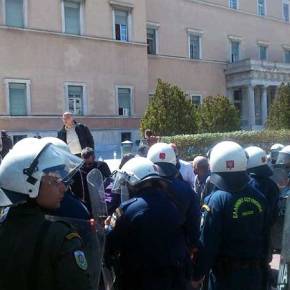 Αντιεξουσιαστές εισέβαλαν στο προαύλιο της Βουλής (Βίντεο &&nbsp;Φωτογραφίες)
