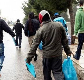 «Κόκκινος συναγερμός» για τους μετανάστες – Βρίσκουν καταφύγιο στις πλατείες&nbsp;(ΒΙΝΤΕΟ)