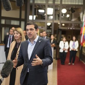 Στις Βρυξέλλες οι αποφάσεις υπό το βλέμμα της Μέρκελ Συνεδριάζει το Euro Working Group – Προαπαιτούμενο να κλείσει η 5η αξιολόγηση και να αναβληθούν οι αυξήσεις μισθών και καταβολή της 13η σύνταξης για ένα&nbsp;χρόνο