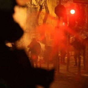 Υπό τον έλεγχο των αντιεξουσιαστών (Χθες) η Αθήνα – Έκαιγαν και έγραφαν ανενόχλητοι συνθήματα σε Βουλή και Άγνωστο Στρατιώτη –&nbsp;{Φώτο}