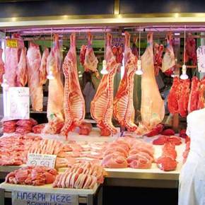 Bloomberg: Πολυτέλεια για τους Έλληνες το πασχαλινό&nbsp;αρνί