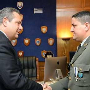 Ο ΥΕΘΑ Πάνος Καμμένος τίμησε τον ΕΠΟΠ Λοχία Αντώνιο&nbsp;Ντεληγιώργη.