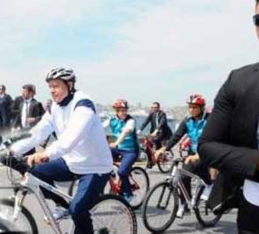 ΤΡΕΛΟ ΓΕΛΙΟ! Ποδηλάτης α λα ΓΑΠ ο Ερντογάν&nbsp;(ΒΙΝΤΕΟ)