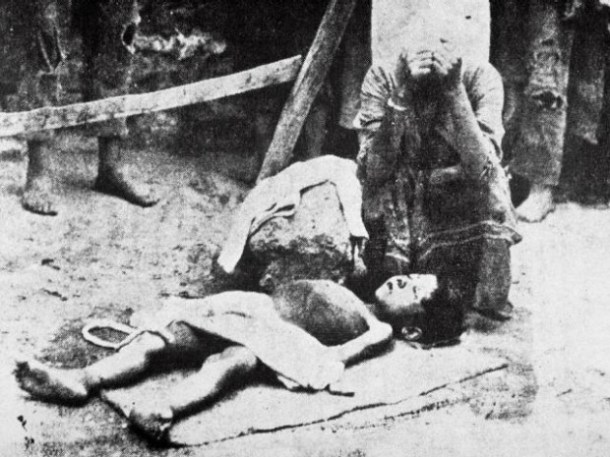 femme_pleurant_surlecorpsdunenfantdurantlegenocidearmenien