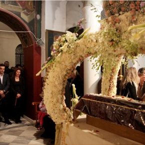 Στην Πλάκα για την λειτουργία του Επιταφίου ο Αλέξης ΤσίπραςΜαζί του ήταν η σύζυγός του και ο Γαβριήλ Σακελλαρίδης Στην Πλάκα για την λειτουργία του Επιταφίου ο Αλέξης&nbsp;Τσίπρας