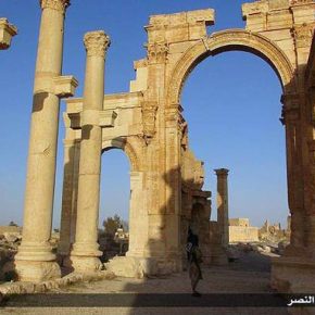 Η 1η φωτογραφία τζιχαντιστή στον αρχαιολογικό χώρο της Παλμύρας με σημαία της&nbsp;ISIS