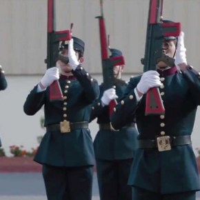 «Εδώ δεν κάθονται ένστολοι»!!! Ασύλληπτη συμπεριφορά καταστηματάρχη σε σπουδαστές της ΣΣΑΣ&nbsp;-BINTEO