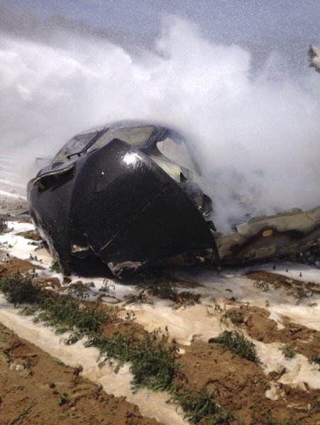 epa04740111 A handout picture released by National Police shows part of a Airbus A400 military plane which crashed in the San Pablo airport in Seville, sourthern Spain, 09 May 2015. The Airbus A400M military transport plane crashed while performing a test flight, killing crew members on board. Between eight and 10 people were on the plane when it went down shortly after takeoff from an airport in the southern city of Seville, according to officials. EPA/NATIONAL POLICE / HANDOUT HANDOUT EDITORIAL USE ONLY/NO SALES +++(c) dpa - Bildfunk+++
