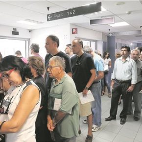 Πέντε φορολογικά μέτρα-σοκ γκρεμίζουν τις «κόκκινες γραμμές»Η κυβέρνηση αποδέχεται την αύξηση του ΦΠΑ σε αγαθά ευρείας κατανάλωσης που θα πλήξουν βάναυσα εκατομμύρια&nbsp;νοικοκυριά