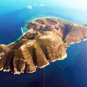 Πως η Νήσος Σάσων από ελληνικό νησί κατέληξε Αλβανική ναυτική βάση και τώρα τουριστική&nbsp;ατραξιόν