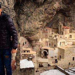 ΔΙΑΣΗΜΟΣ ΔΙΕΘΝΗΣ ΠΟΔΟΣΦΑΙΡΙΣΤΗΣ ΤΗΣ ΤΡΑΠΕΖΟΥΝΤΑΣ ΠΡΟΣΚΥΝΗΣΕ ΤΗΝ ΠΑΝΑΓΙΑ&nbsp;ΣΟΥΜΕΛΑ