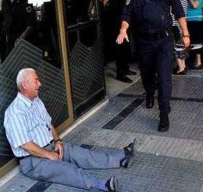 «ΘΑ ΠΛΗΡΩΣΩ ΕΓΩ ΤΗΝ ΣΥΝΤΑΞΗ ΤΟΥ»Το κλάμα του έλληνα συνταξιούχου λύγισε ελληνοαυστραλό επιχειρηματία&nbsp;–