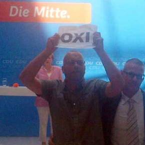 Ακτιβιστές με πλακάτ που έγραφαν ΟΧΙ διέκοψαν την ομιλία της Μέρκελ στο Βερολίνο&nbsp;(Βίντεο)