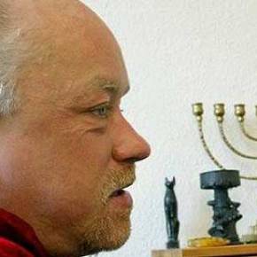 ULFBUCK, Ο ΕΚ ΤΩΝ… ΠΙΣΙΝΩΝ ΓΕΡΜΑΝΟΣ ΨΥΧΟΘΕΡΑΠΕΥΤΗΣ!!!