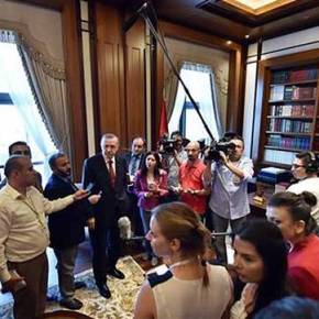 Τουρκία: Ο Ερντογάν ξεναγεί δημοσιογράφους στο παλάτι&nbsp;του!