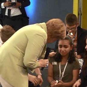 Η Μέρκελ έκανε ένα μικρό κοριτσάκι να κλάψει&nbsp;[βίντεο]