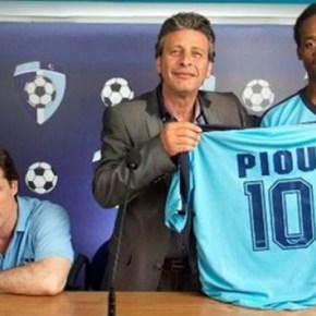 Ο «ΘΕΟΣ ΤΗΣ ΜΠΑΛΑΣ» ΜΕ ΧΕΙΡΟΠΕΔΕΣ ΣΤΟ ΕΛ.ΒΕΝΙΖΕΛΟΣ: Ο «Πίου το μαύρο πιστόλι» κατάπιε 1,3 κιλά&nbsp;ηρωίνη!