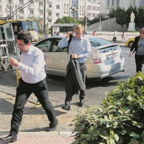 Μεγαλύτερο δάνειο με πρόσθετα μέτρα για τρίτο Μνημόνιο  Στην Αθήνα η Ντέλια Βελκουλέσκου του ΔΝΤ. Η τρόικα έγινε κουαρτέτο με εκπρόσωπο του&nbsp;ΕSM