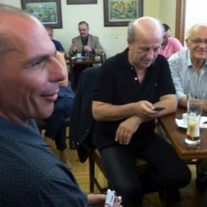 Ο διάλογος του Βαρουφάκη με δημοσιογράφους στο καφενείο της&nbsp;Βουλής