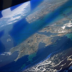 Εμείς οι Έλληνες, οι φωτοδότες όλου του κόσμου, καταντήσαμε να έχουμε κρατήσει όλα τα ελαττώματα των αρχαίων προγόνων μας, ενώ απεμπολήσαμε ουσιαστικά ότι καλό και αγαθό αυτοί&nbsp;δίδαξαν