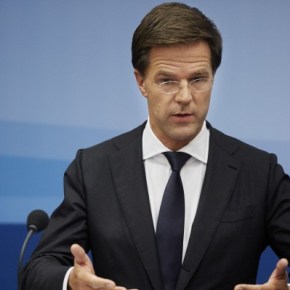 «Εμφύλιος» στην ολλανδική Βουλή για τη συμφωνία – Ψηφίστηκε με&nbsp;αντιδράσεις