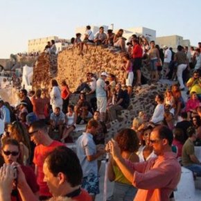 Bloomberg: Γιατί οι τουρίστες προτιμούν την Ελλάδα και αποφεύγουν την Τουρκία «Η παρ’ ολίγον οικονομική καταστροφή της Ελλάδας δεν εμπόδισε την προσέλκυση&nbsp;τουριστών»