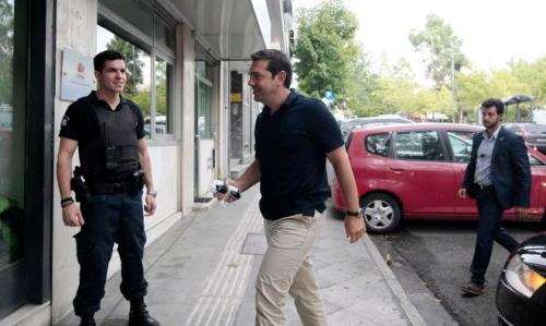 Ï ðñùèõðïõñãüò ÁëÝîçò Ôóßðñáò ðñïóÝñ÷åôáé óôá ãñáöåßá ôïõ ÓÕÑÉÆÁ ãéá ôç óõíåäñßáóç ôçò ÐïëéôéêÞò Ãñáììáôåßáò ôïõ êüììáôïò, ôçí ÐáñáóêåõÞ 21 Áõãïýóôïõ 2015. (EUROKINISSI/ÓÔÅËÉÏÓ ÓÔÅÖÁÍÏÕ)