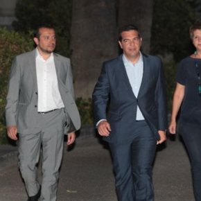 Πώς οδηγήθηκε στις εκλογές, πώς έπεισε τους Ευρωπαίους Οι προβληματισμοί του Αλ. Τσίπρα μετά τη συμφωνία για το τρίτο Μνημόνιο – Οι επαφές με Ολάντ, Μέρκελ και Γιούνκερ και η καθοριστική σύσκεψη στο&nbsp;Μαξίμου