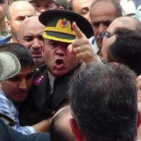 Διέταξαν ΕΔΕ για τον Συνταγματάρχη Αλκάν που ξέσπασε στην κηδεία του αδερφού&nbsp;του!