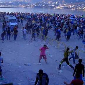 Χάος στη Λέσβο – Οι λάθρο κυνηγούν τους Ελληνες – Υπάλληλοι του δήμου κλείστηκαν σε κοντέινερ για να γλυτώσουν!&nbsp;(vid)