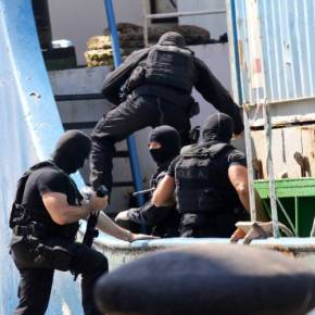 «Ρεσάλτο» του Λιμενικού στο «HADDAD 1» – Εντοπίστηκαν μεγάλες ποσότητες οπλισμού που προορίζονταν για το ISIL&nbsp;(εικόνες)