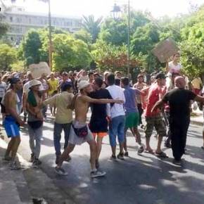 Πορεία των λαθρομεταναστών στη Μυτιλήνη «έκοψε» την πόλη στα δύο – Φόβοι για λεηλασίες&nbsp;(εικόνες)