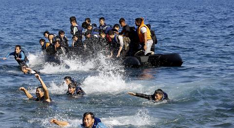 Afghan refugees struggle to swim ashore after their dinghy with a broken engine drifted out of control off the Greek island of Lesbos while crossing a part of the Aegean Sea from the Turkish coast September 19, 2015. REUTERS/Yannis Behrakis TPX IMAGES OF THE DAY