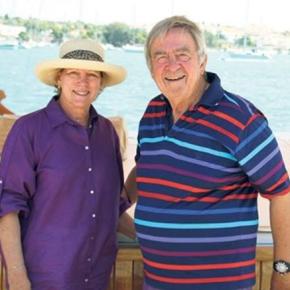 Αμερικανικό δημοσίευμα: Γιατί ο τέως ζει σαν κοινός θνητός στην Ελλάδα;Ενώ η χώρα του αντιμετωπίζει κατάρρευση, ο πρώην μονάρχης κάνει την επιλογή να ζήσει «σεμνά και ταπεινά» στην Ελλάδα. Γιατί; αναρωτιέται το «Town and&nbsp;country».