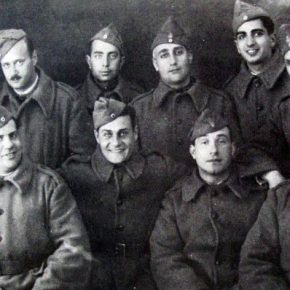 Πολιτικοί, διανοούμενοι και καλλιτέχνες στην πρώτη γραμμή του Μετώπου της Αλβανίας με τους απεσταλμένoυς του&nbsp;Τύπου