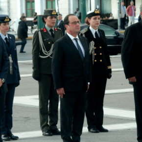 Ο Καμμένος υποδέχτηκε τον Ολάντ με τις «αμαζόνες»&nbsp;του