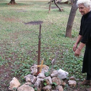 Τιμή στην Κυρά της Χειμάρρας: 74 χρόνια «φυλάει» στην αυλή της έξι νεκρούς&nbsp;στρατιώτες