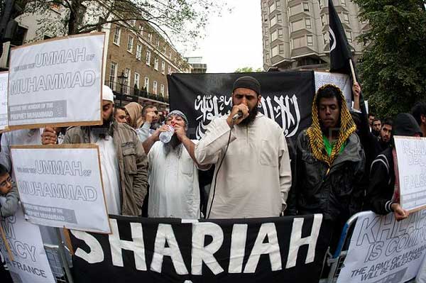 muslims-protest-outside-the-french-embassy-in-london_1466851-600x399