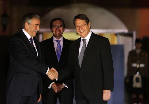 Ο Πρόεδρος της Δημοκρατίας κ. Νίκος Αναστασιάδης παρακάθεται σε δείπνο με τον ηγέτη της τουρκοκυπριακής κοινότητας κ. Μουσταφά Aκιντζί, το οποίο παραθέτει ο Ειδικός Σύμβουλος του ΓΓ του ΟΗΕ για την Κύπρο κ. Espen Barth Eide στο Λήδρα Πάλας, Λευκωσία 11 Μαΐου 2015. ΚΥΠΕ/ΚΑΤΙΑ ΧΡΙΣΤΟΔΟΥΛΟΥ