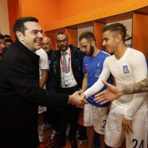 Στα αποδυτήρια της Εθνικής ο Αλέξης&nbsp;Τσίπρας